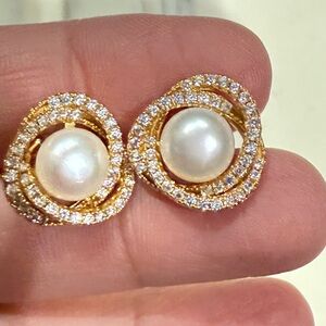 Elegant Gold and Pearl Earrings
